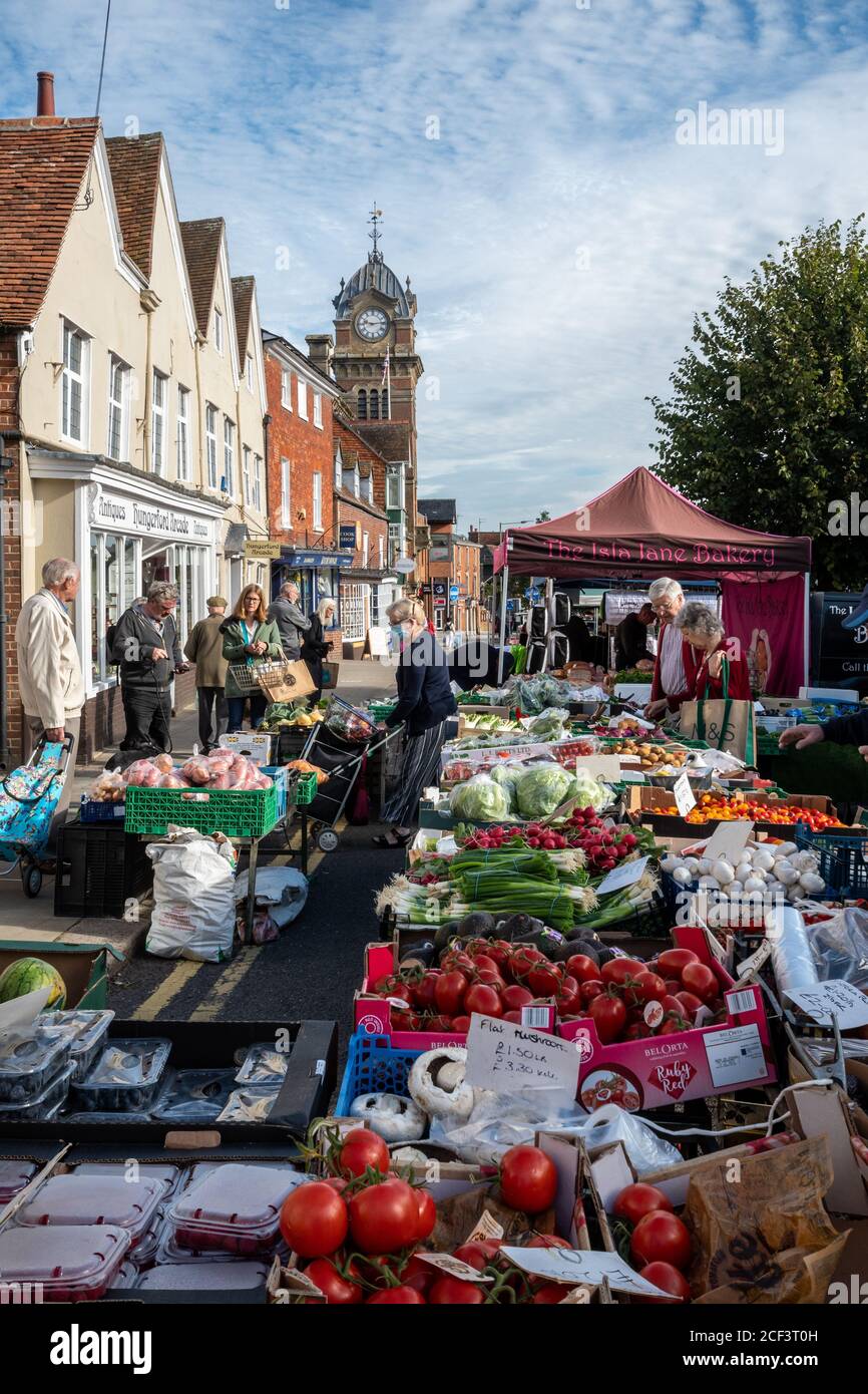 Hungerford, Berkshire, Großbritannien am Markttag. Blick auf eine belebte Hauptstraße mit Marktständen, Geschäften und Einkäufern Stockfoto