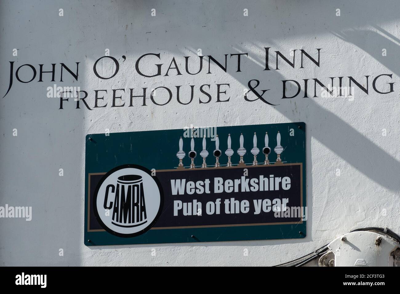 John O'Gaunt Inn oder Pub in Hungerford, Berkshire, Großbritannien. Plakette mit CAMRA West Berkshire Pub of the Year Stockfoto