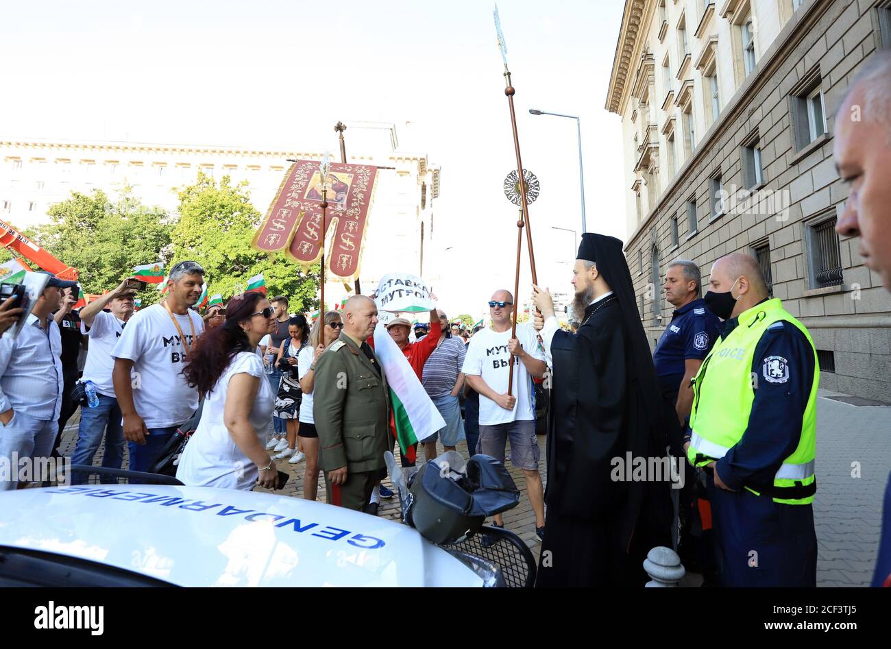 Sofia, Bulgarien am 2. September 2020: Menschen protestieren gegen die Regierung vor dem Parlamentsgebäude (Nationalversammlung), wo von der blockiert werden Stockfoto