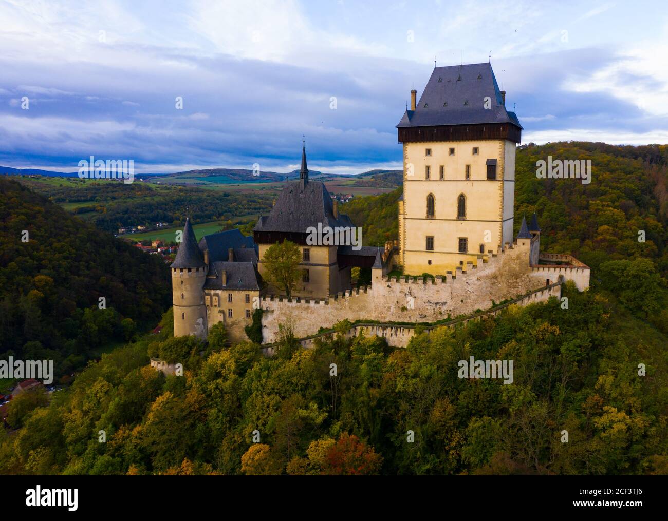 Luftaufnahme der mittelalterlichen Burg Karlstejn im Herbstpark, Tschechische Republik Stockfoto