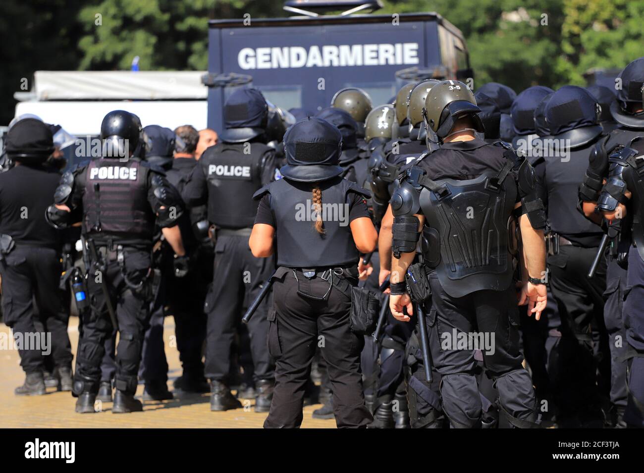 Nicht erkennbare schwer bewaffnete Polizisten und Gendarmerieoffiziere auf einem Protest - Sofia, Bulgarien am 2. September 2020 Stockfoto