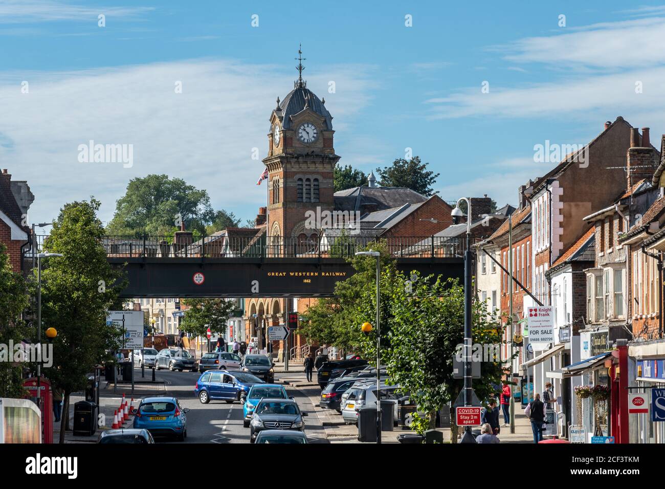 Hungerford, Berkshire, Großbritannien. Blick auf die High Street mit dem Rathaus und der Kornbörse und der Eisenbahnbrücke an einem geschäftigen Tag Stockfoto