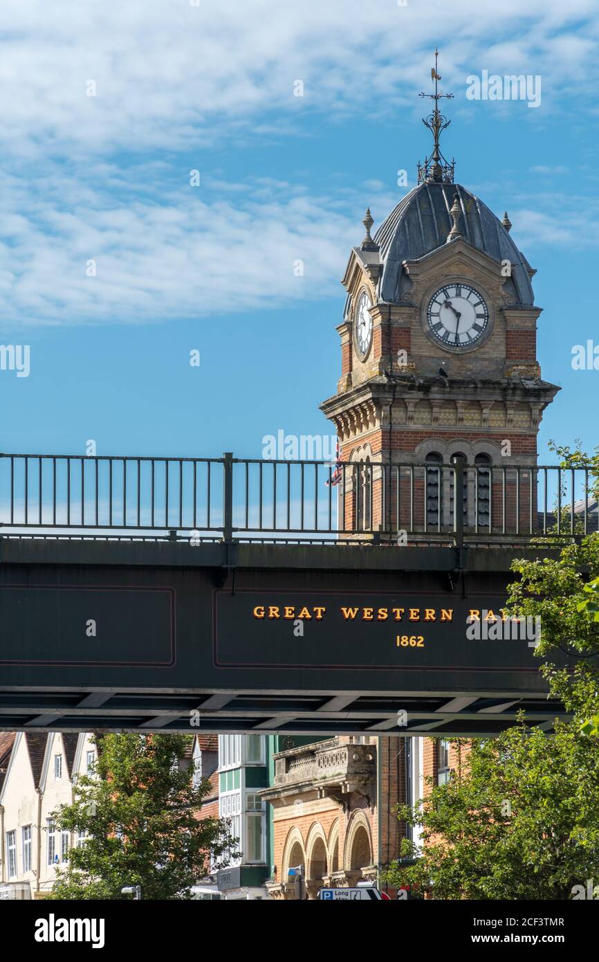 Hungerford, Berkshire, Großbritannien. Blick auf das Rathaus und den Corn Exchange Clock Tower und die GWR-Eisenbahnbrücke Stockfoto