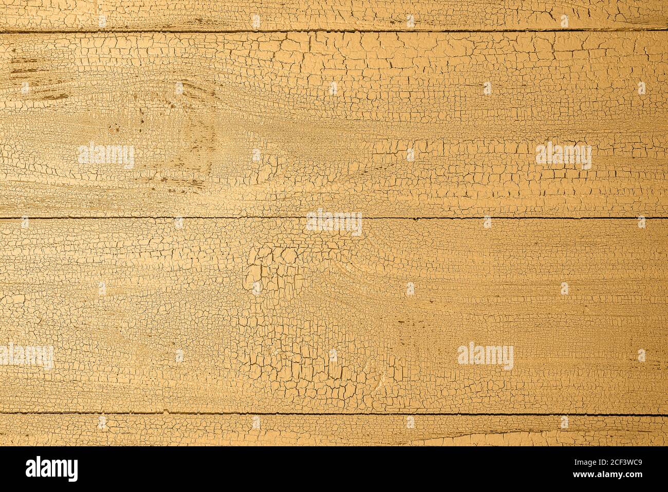 Nahaufnahme von alten natürlichen Holzeintäfelungen in Honig dijon Farbe mit Rissen getönt. Texturierter Hintergrund mit horizontalen Planken und Kopierraum. Horizontal Stockfoto