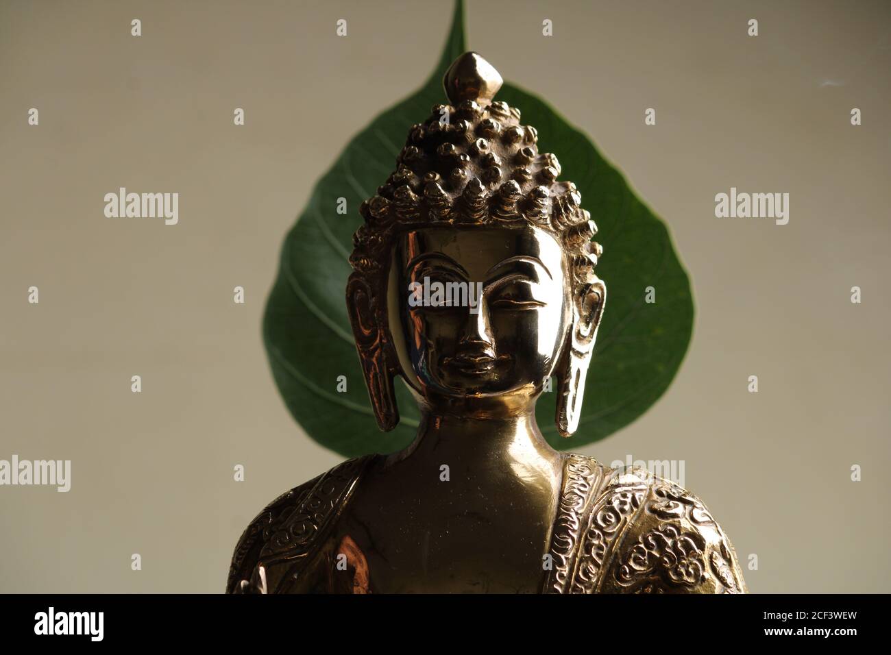 Gautama Buddha Statue vor dem Hintergrund des pipal Blatt Stockfoto