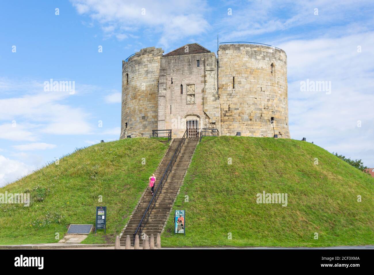 Clifford's Tower (Keep of York Castle) aus dem 13. Jahrhundert, Tower Street, York, North Yorkshire, England, Vereinigtes Königreich Stockfoto