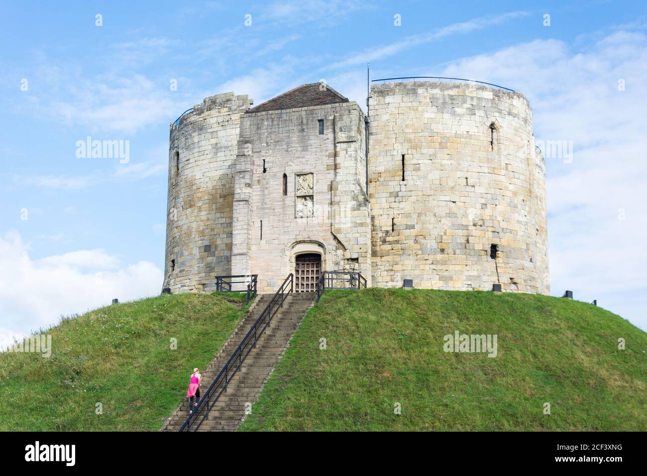 Clifford's Tower (Keep of York Castle) aus dem 13. Jahrhundert, Tower Street, York, North Yorkshire, England, Vereinigtes Königreich Stockfoto