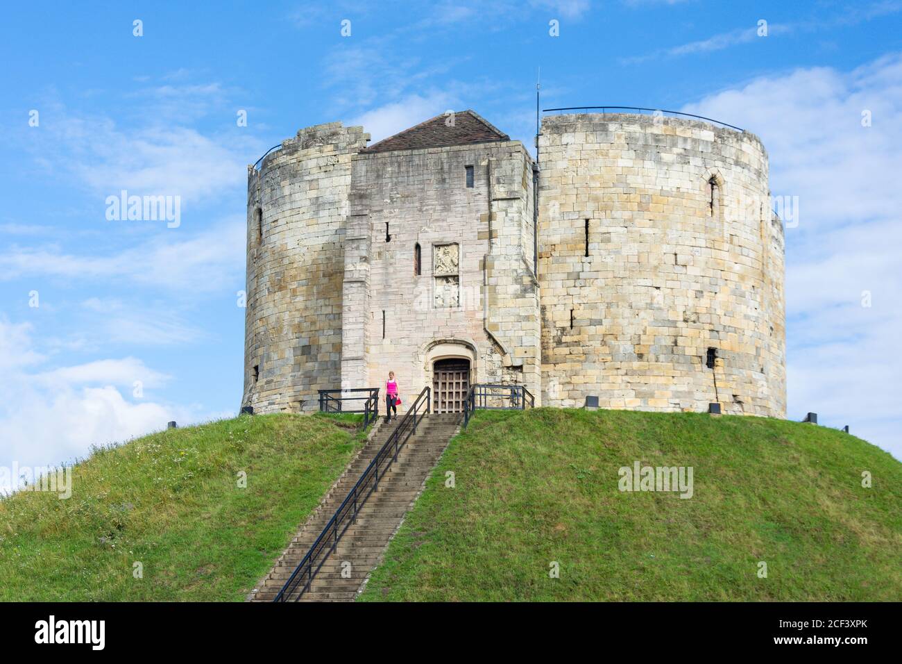 Clifford's Tower (Keep of York Castle) aus dem 13. Jahrhundert, Tower Street, York, North Yorkshire, England, Vereinigtes Königreich Stockfoto