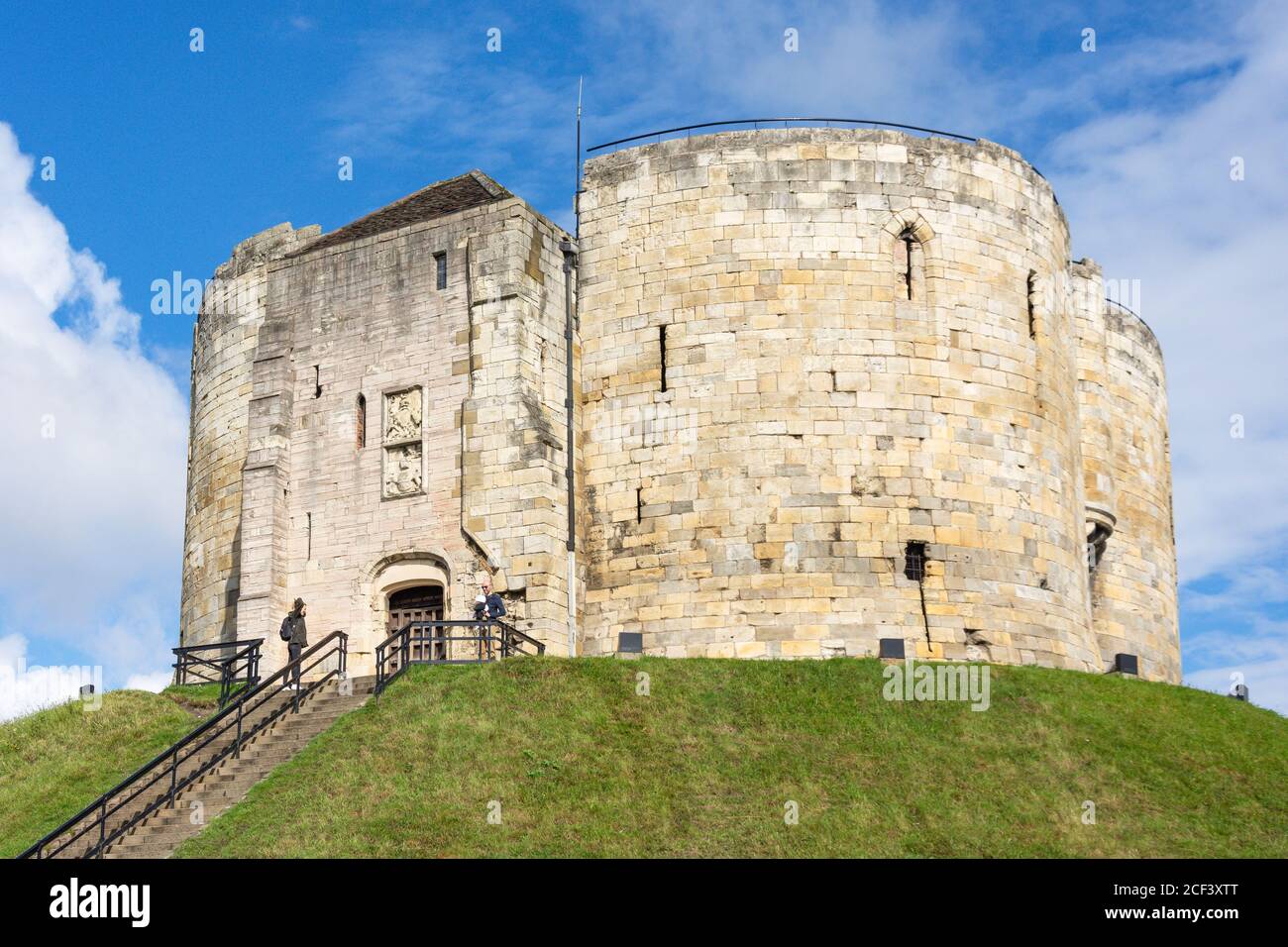 Clifford's Tower (Keep of York Castle) aus dem 13. Jahrhundert, Tower Street, York, North Yorkshire, England, Vereinigtes Königreich Stockfoto