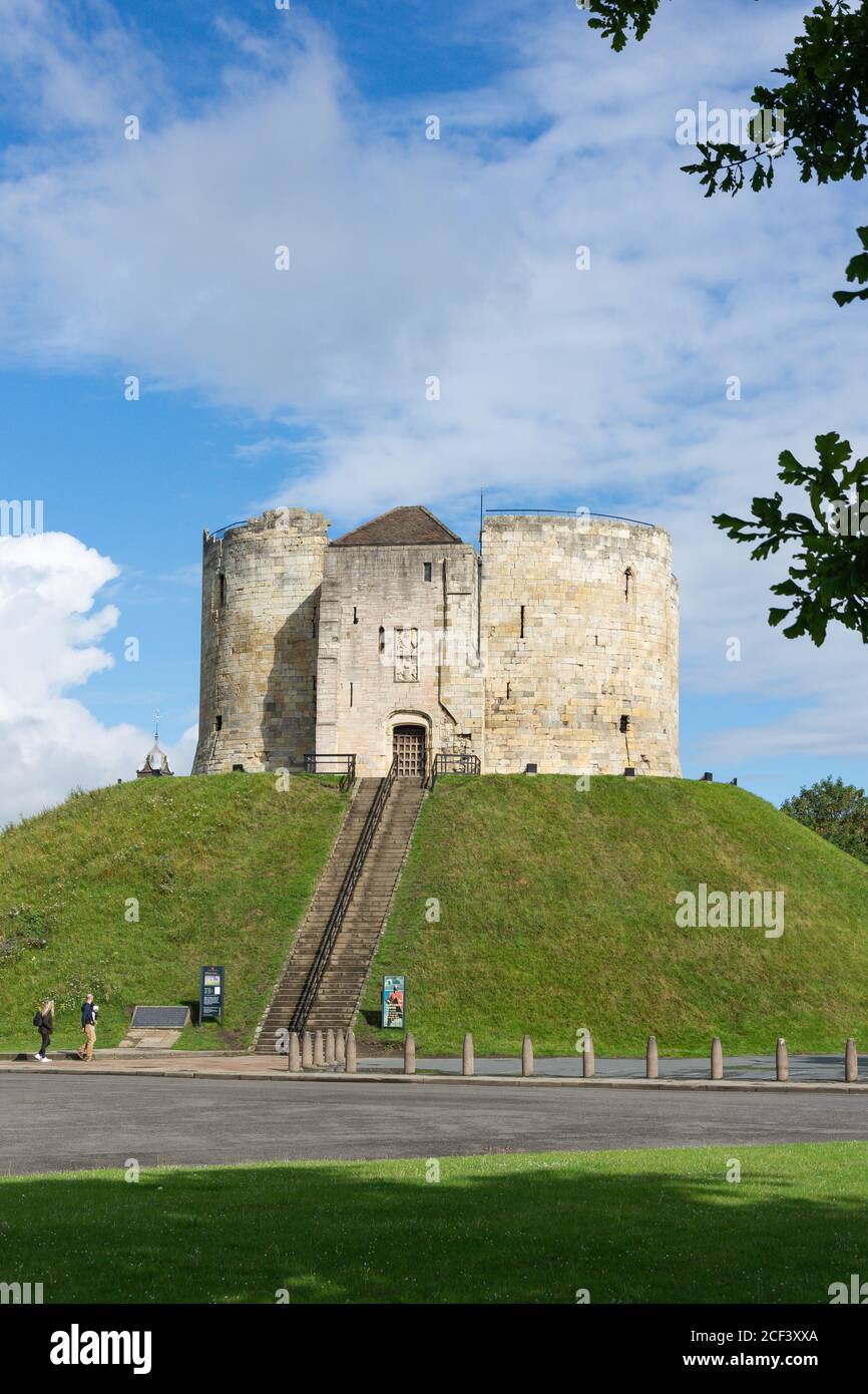 Clifford's Tower (Keep of York Castle) aus dem 13. Jahrhundert, Tower Street, York, North Yorkshire, England, Vereinigtes Königreich Stockfoto