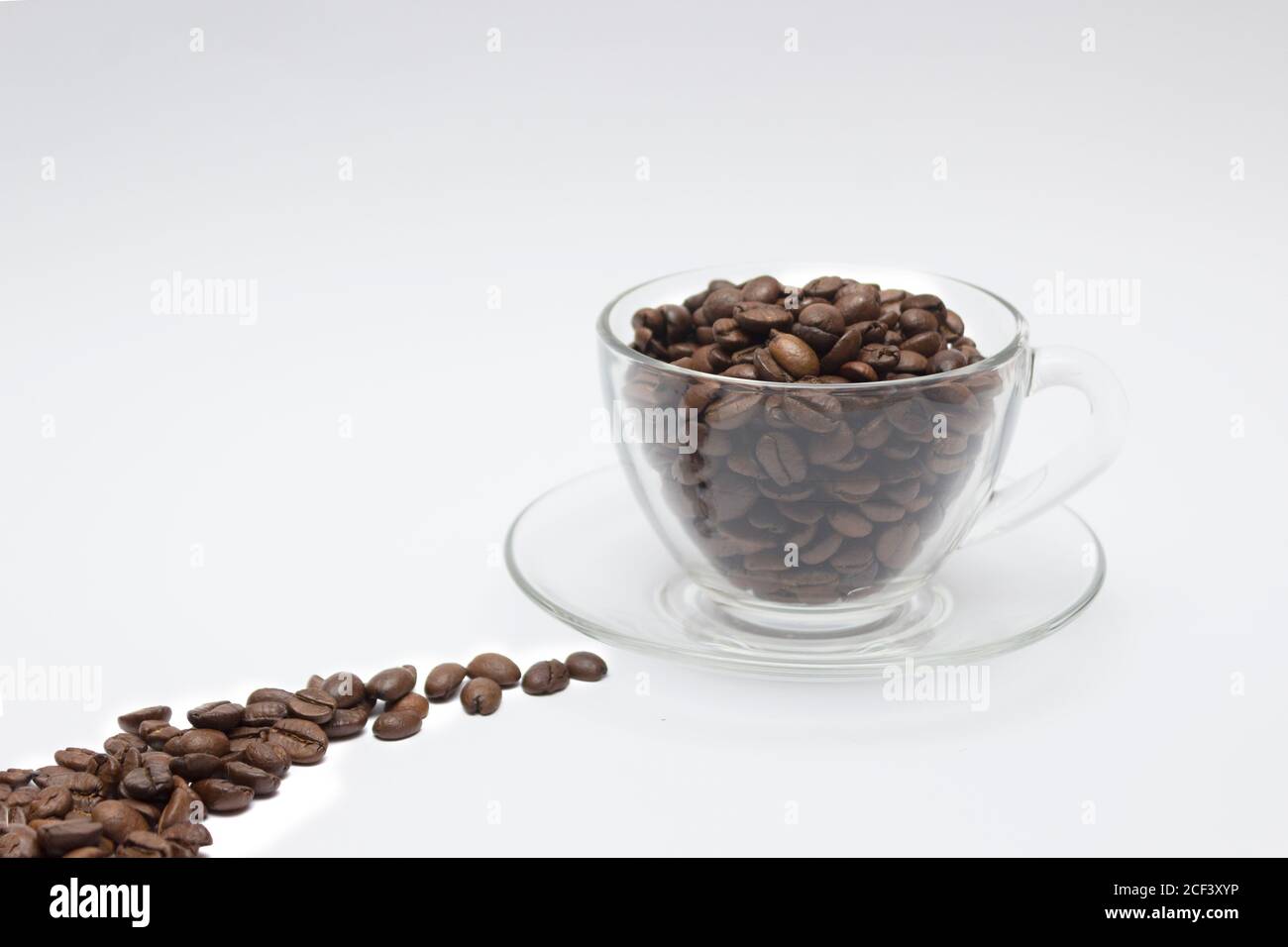 Kaffeekonzept, Kaffeebohnen in einer Glasschale Stockfoto
