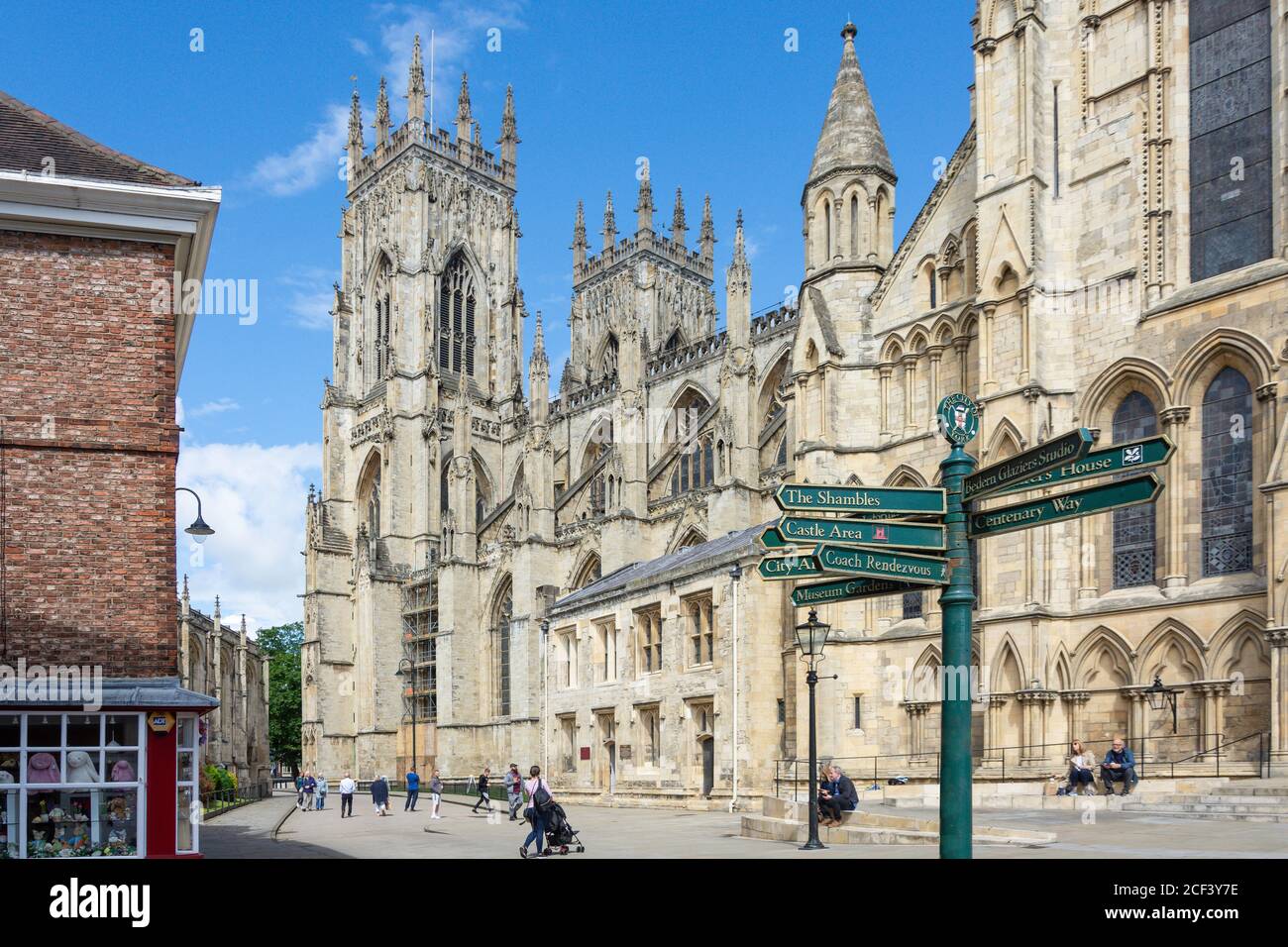 York Minster aus Minster Yard, York, North Yorkshire, England, Vereinigtes Königreich Stockfoto