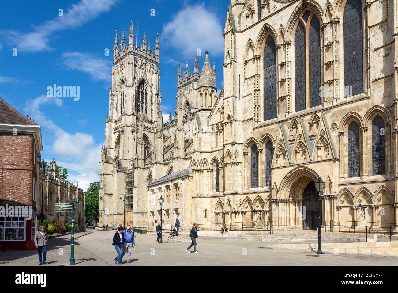 York Minster aus Minster Yard, York, North Yorkshire, England, Vereinigtes Königreich Stockfoto