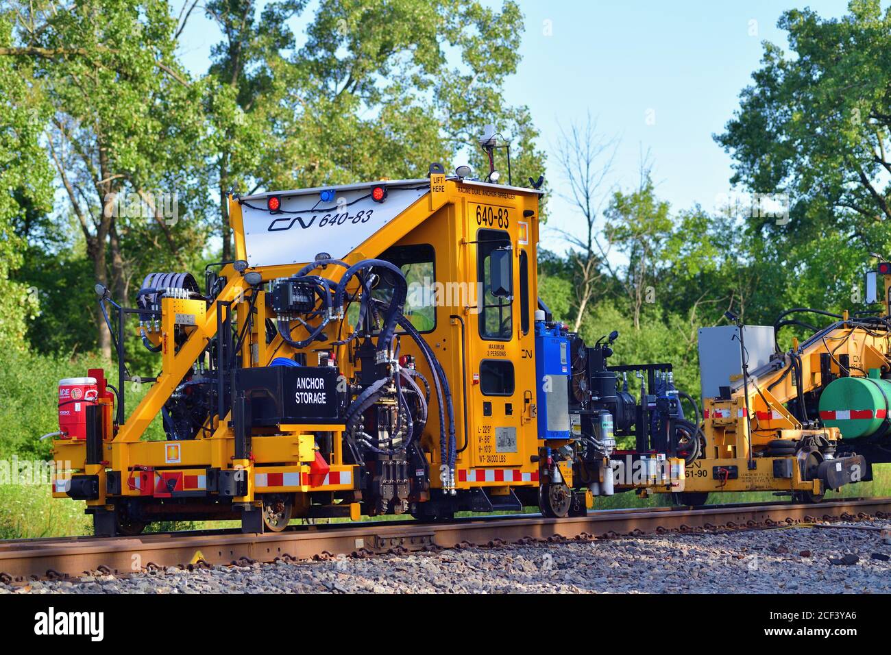 Bartlett, Illinois, USA. Ein Ankerstreuer der Canadian National Railway, der an der Gleiswartung in den Vororten von Chicago arbeitet. Stockfoto