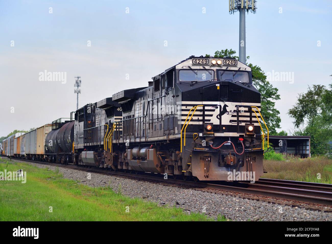 Chesterton, Indiana, USA. Ein Norfolk Southern Railway Manifest Frachtköpfe östlich von Chicago angetrieben von einem Paar Lokomotiven. Stockfoto