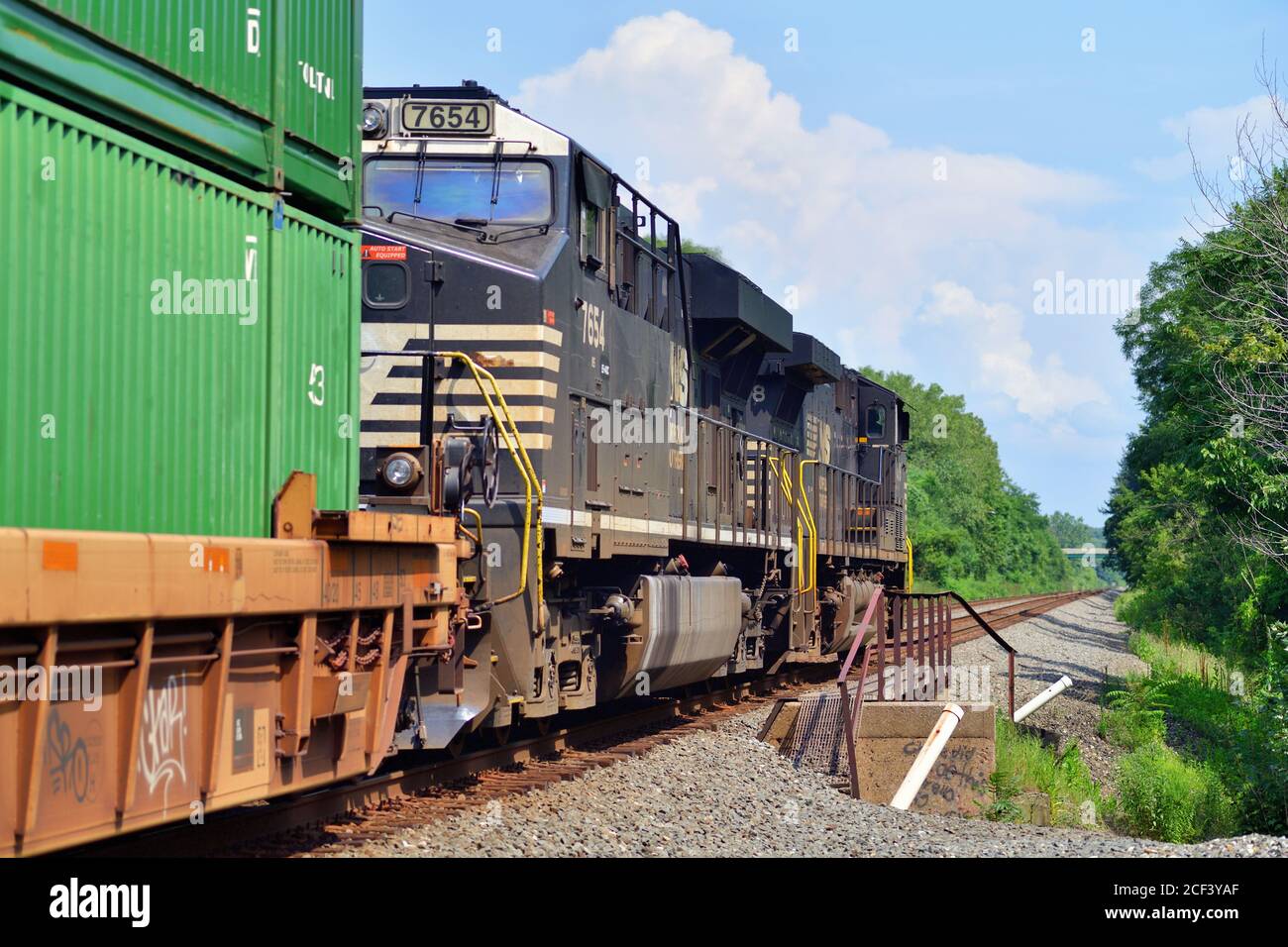 Chesterton, Indiana, USA. Eine Norfolk Southern Railway intermodale Fracht fährt östlich von Chicago, während sie über Coffee Creek fährt. Stockfoto