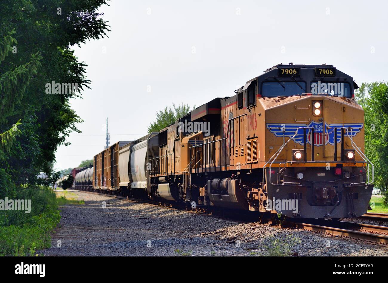 Chesterton, Indiana, USA. Union Pacific Railroad Lokomotiven fahren einen Güterzug auf Norfolk Southern Railway Schienen in Richtung Osten. Stockfoto