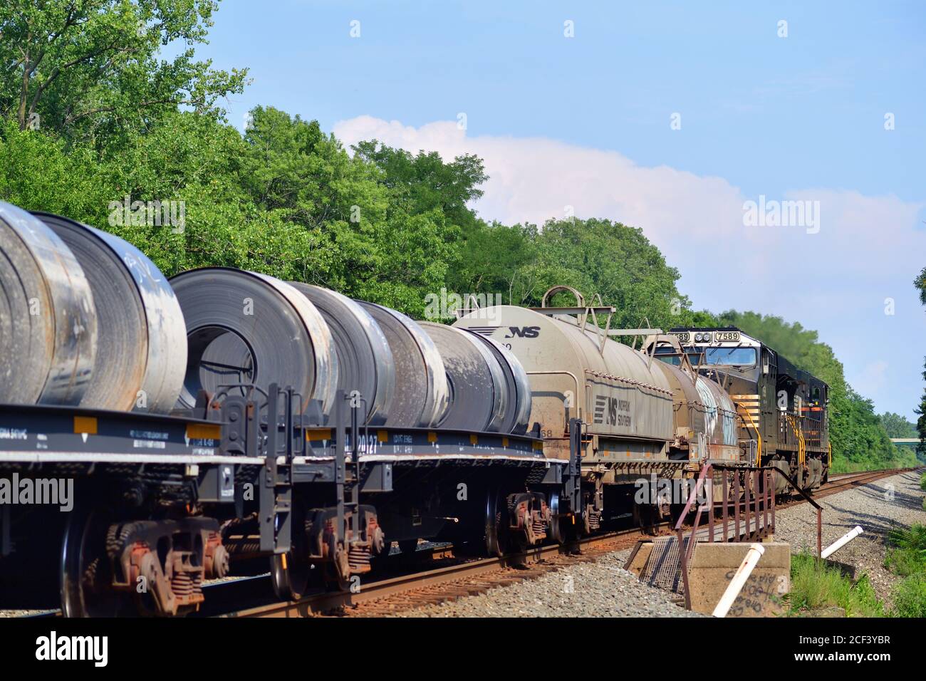 Chesterton, Indiana, USA. Eine Norfolk Southern Railway, die Drahtfracht wickelt, fährt östlich von Chicago, während sie Coffee Creek überquert. Stockfoto