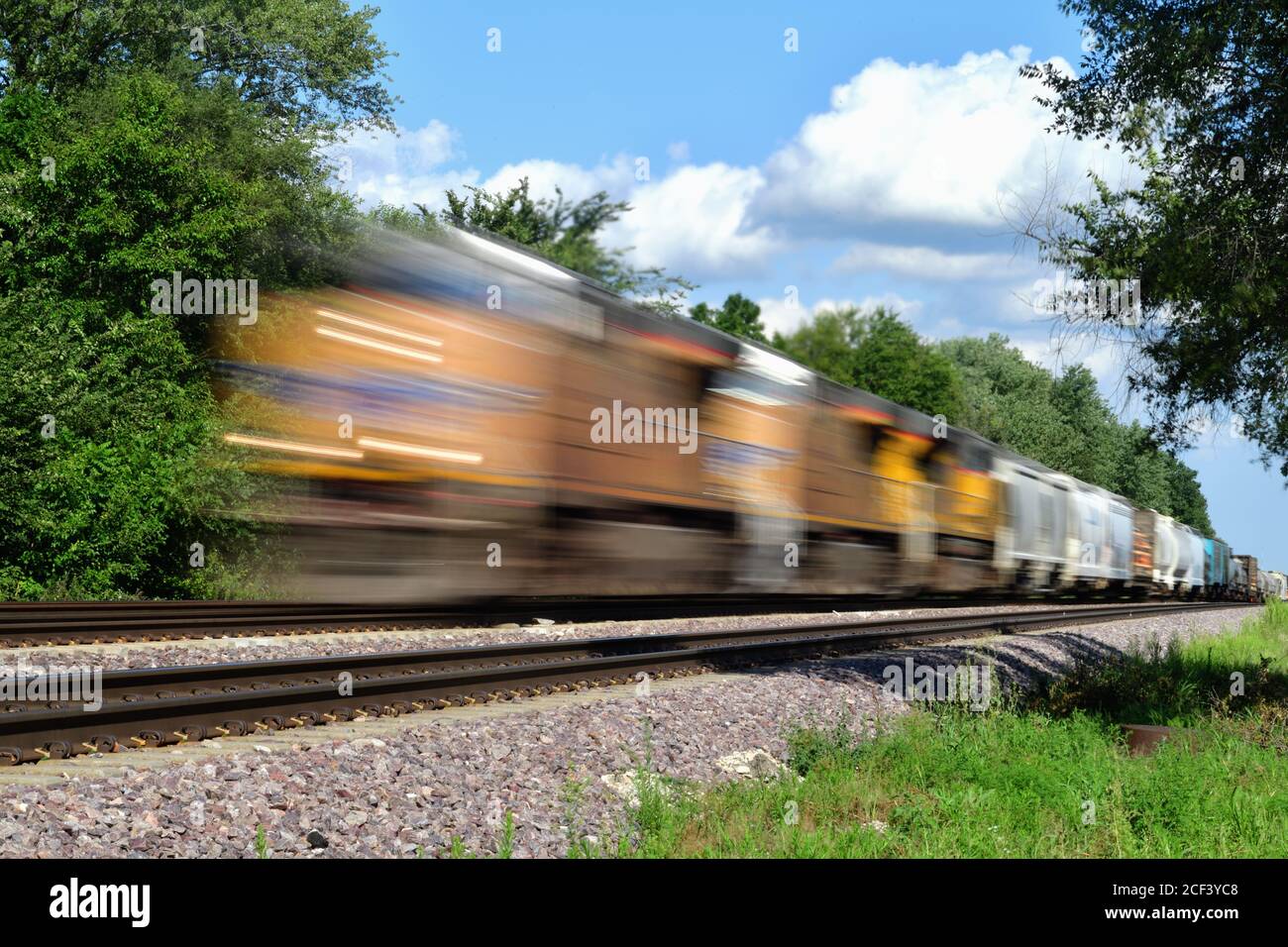 LAFOX, Illinois, USA. Ein Güterzug der Union Pacific verschwimmt, als er auf seiner Reise nach Westen von Chicago durch LAFOX, Illinois, streifelt. Stockfoto