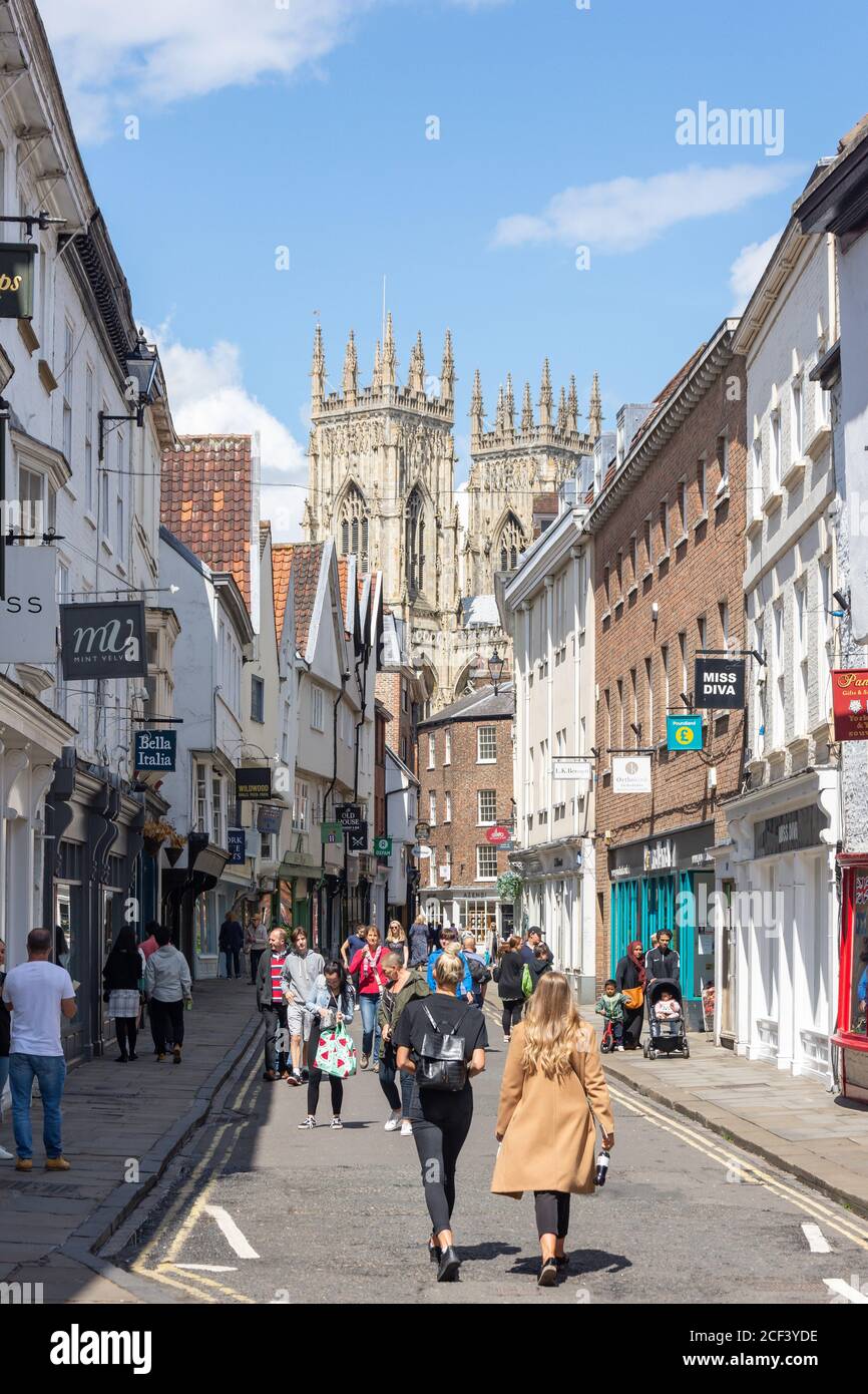 York Minster Towers aus Low Petergate, York, North Yorkshire, England, Großbritannien Stockfoto