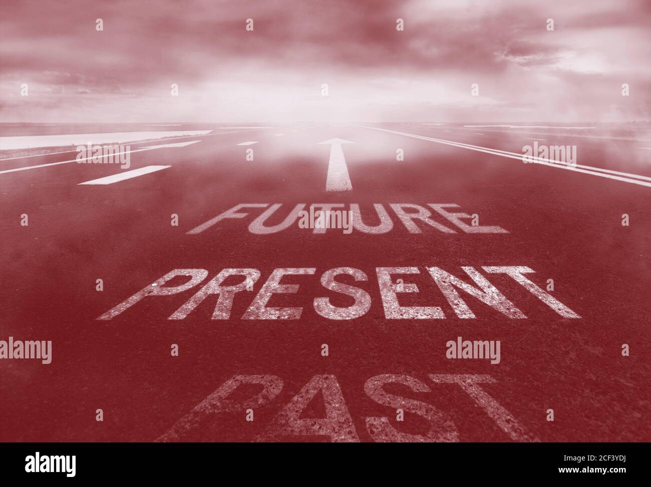 Das Konzept der Vergangenheit, Gegenwart, Zukunft. Wüstenstraße im Nebel. Roter Hintergrund ausgewählter Fokus Stockfoto