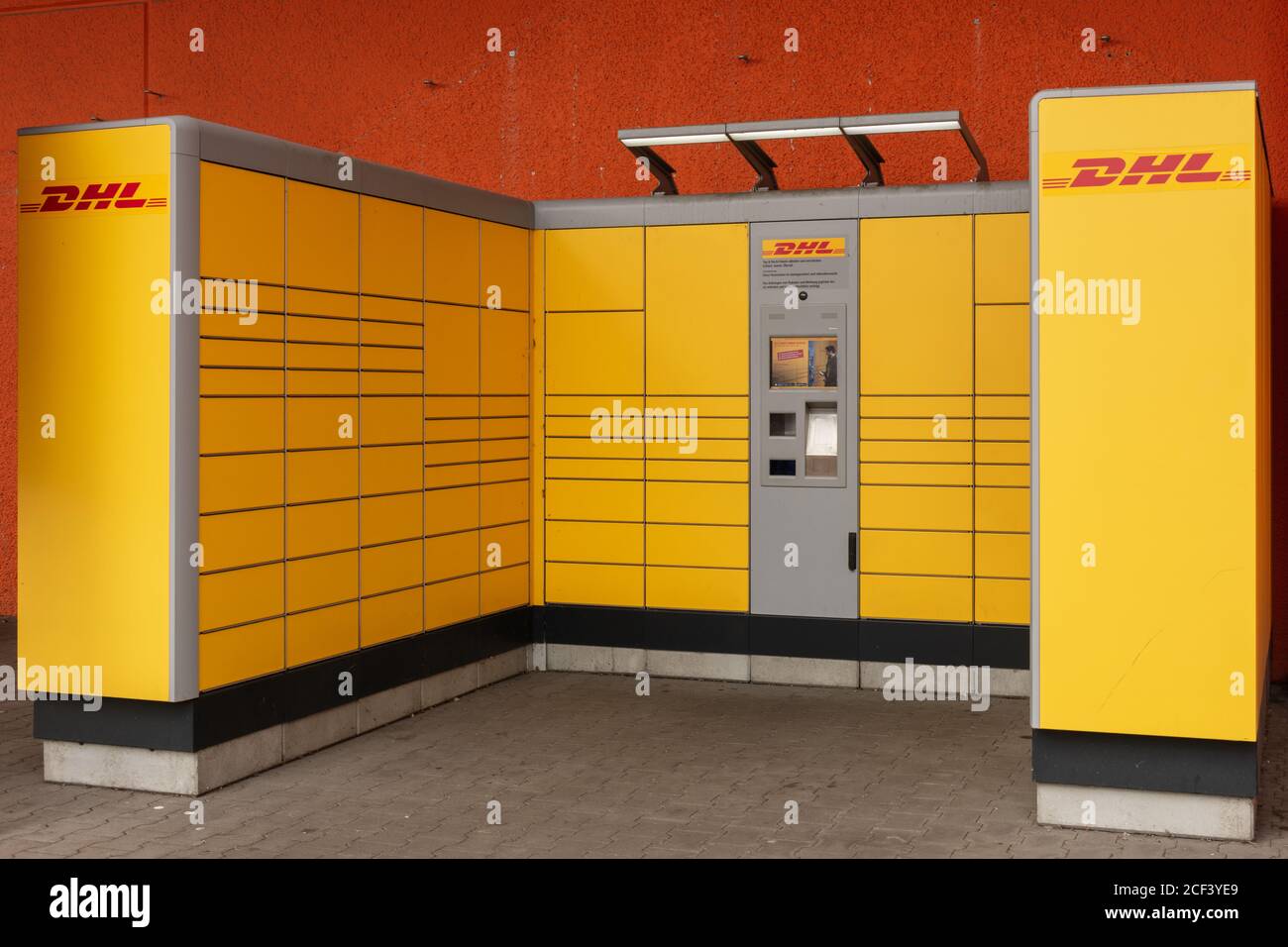 DHL Packstation, wo Kunden ihre Bestellung selbst abholen und auch Pakete  versenden können. Querformat Stockfotografie - Alamy