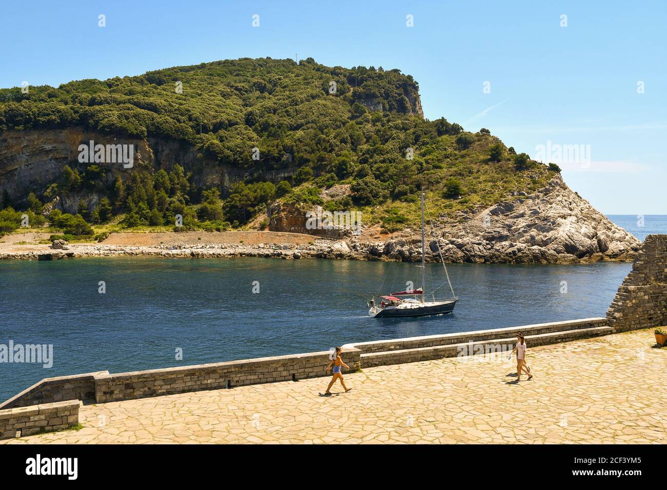 Hochwinkel Blick auf ein Segelboot auf See im Golf von Dichtern mit der Palmaria Insel und Touristen im Sommer, Porto Venere, La Spezia, Ligurien, Italien Stockfoto