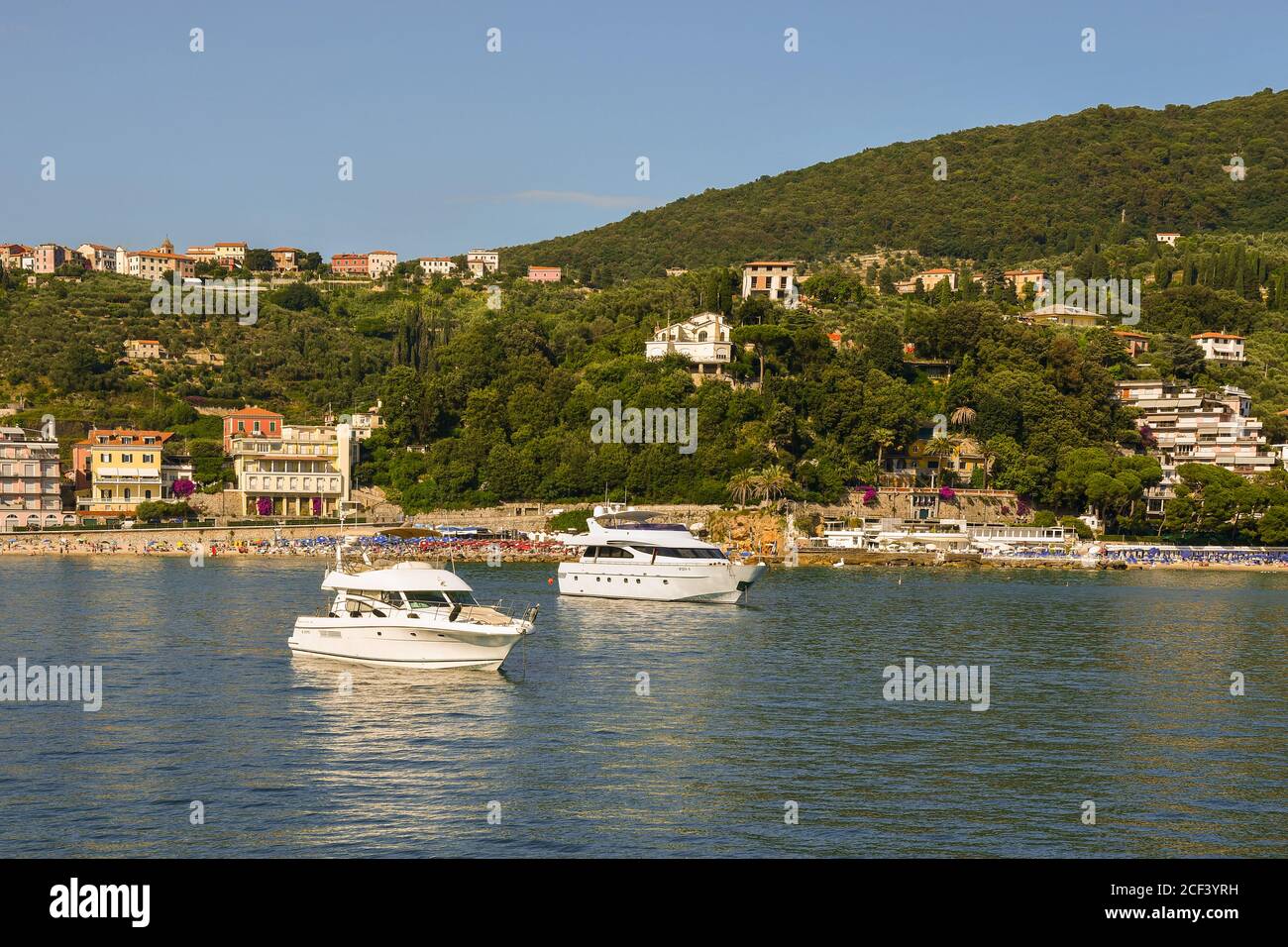Zwei Luxusyachten vor Anker vor der Küste des beliebten Ferienort im Sommer, Lerici, La Spezia, Ligurien, Italien Stockfoto