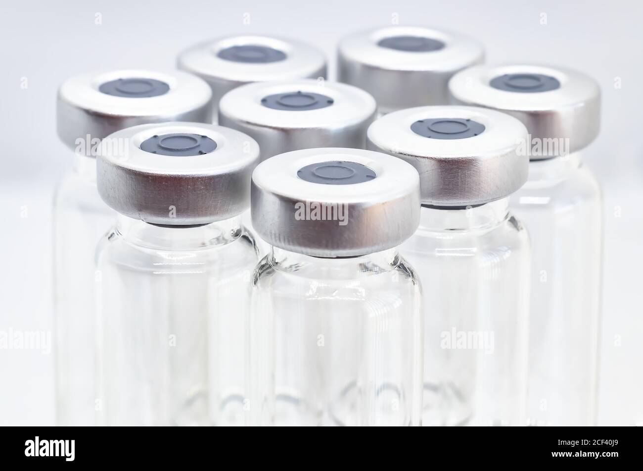 Makrofotografie von Glasfläschchen für flüssige Proben und Impfstoffe. Geringe Schärfentiefe. Stockfoto