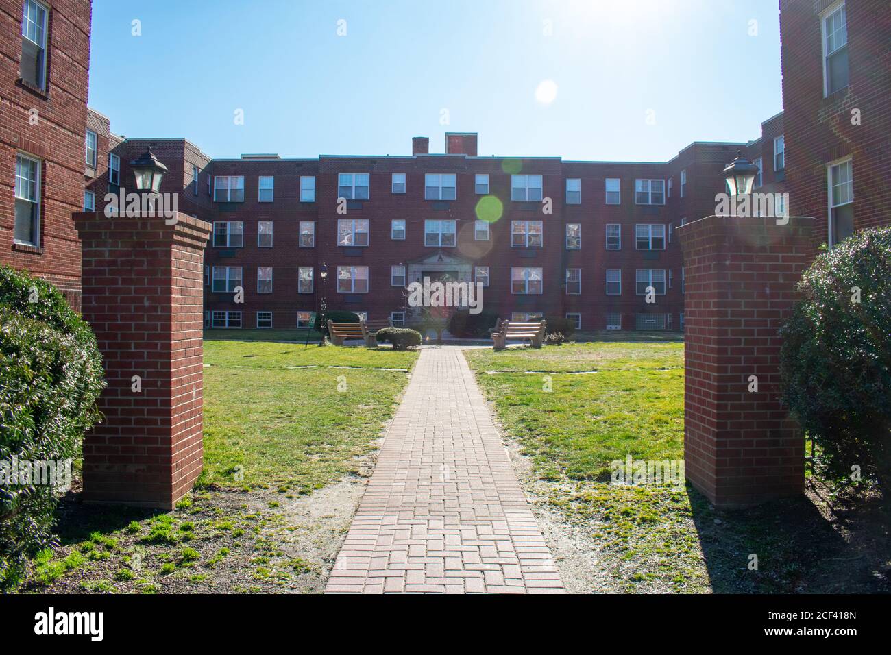 Der Hof eines Ziegelsteinapartments Gebäude auf einem sonnigen Tag Stockfoto