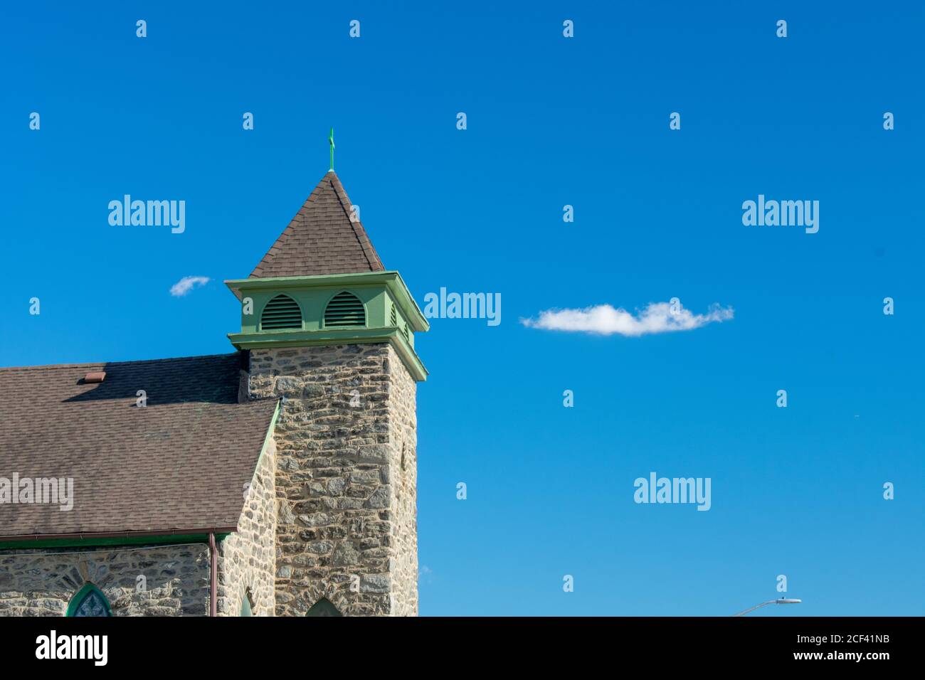 Ein detailreicher Kirchturm auf einem klaren blauen Himmel Stockfoto