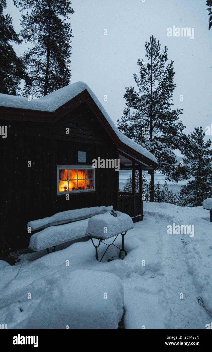Gemütliches Ferienhaus in der Winterlandschaft Stockfoto
