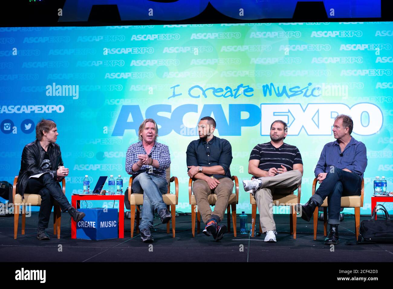 26. April 2014, Hollywood, Kalifornien, USA: Gastgeber Erik Philbrook, Steve Lillywhite, Rob Knox, Michael Knox und Rick Nowels sprechen auf dem 2014 ASCAP ''I Create Music'' Panel ''The Alchemists: How Hit Producers turn Music to Gold' (Bildquelle: © Billy Bennight/ZUMA Wire) Stockfoto