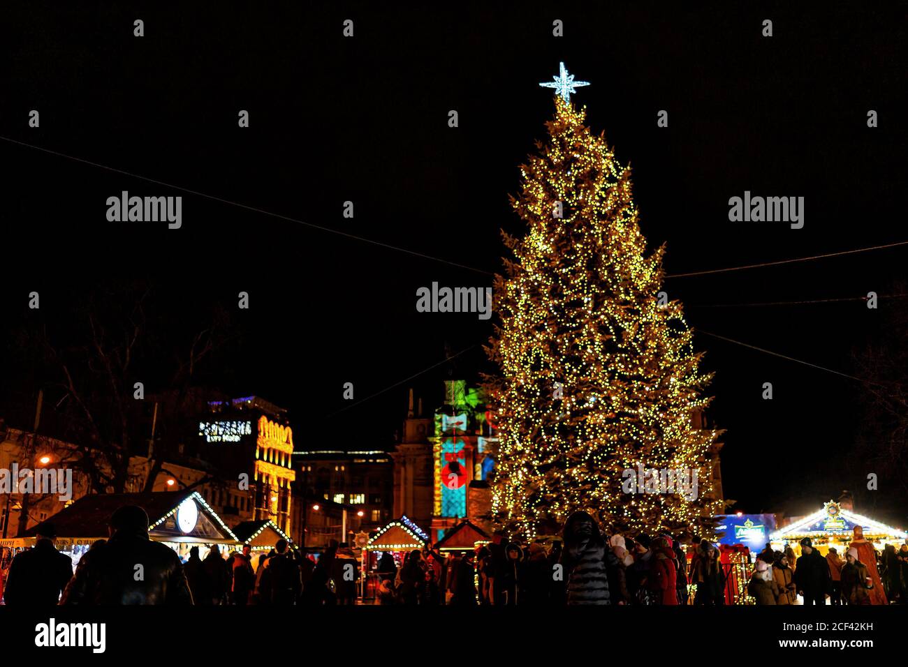 Lemberg, Ukraine - 27. Dezember 2019: Historische ukrainische Lemberg Stadt in der Altstadt mit Menschen am Weihnachtsbaum auf Svobody Avenue Stockfoto