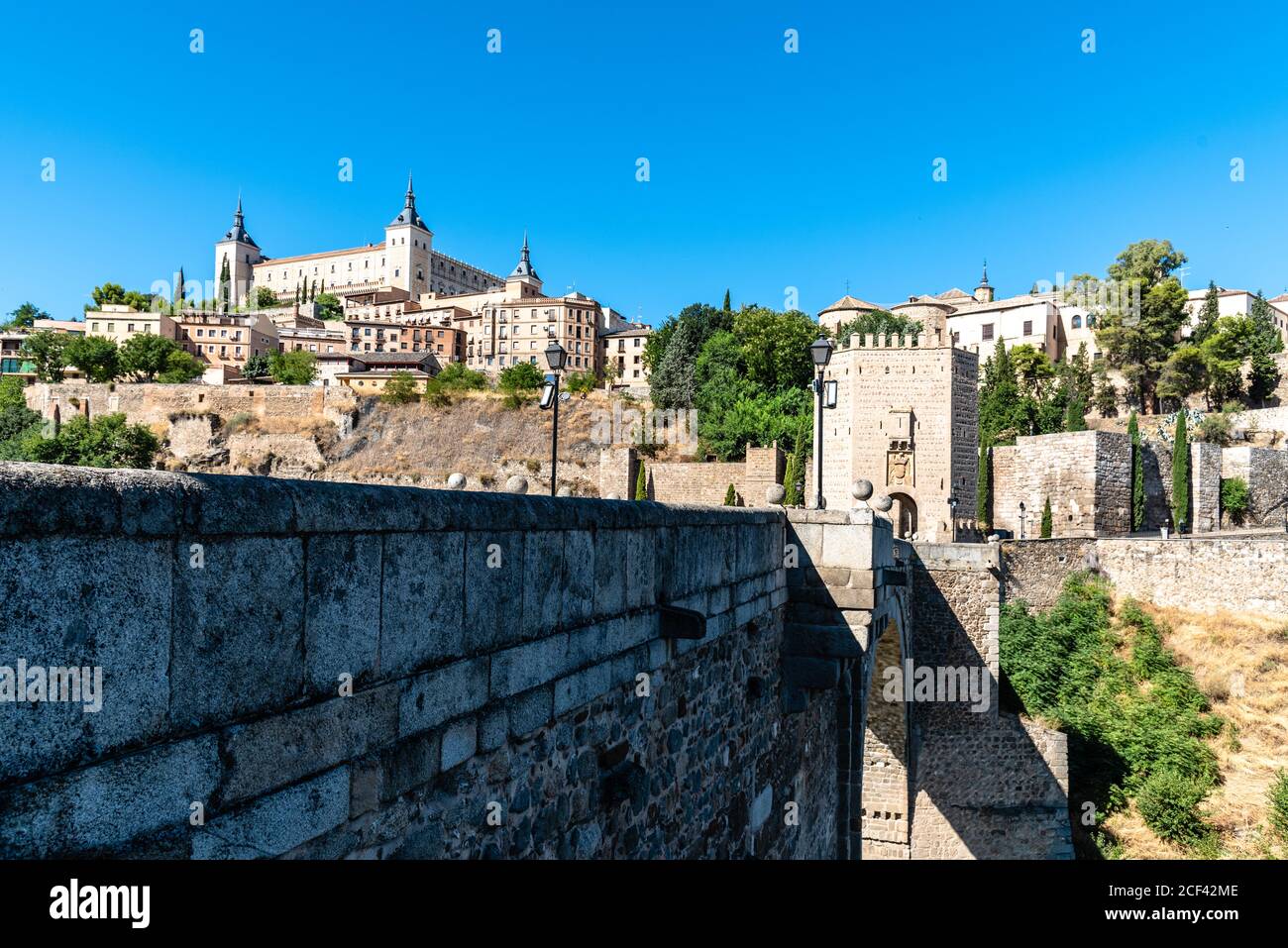 Alcantara Brücke gegen Toledo Stadtbild am Sommertag. Panoramablick Stockfoto