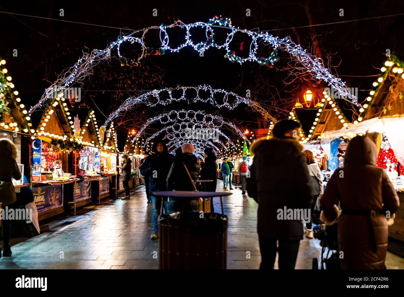 Lviv, Ukraine - 27. Dezember 2019: Ukrainische Lvov Stadt in der Altstadt mit Menschen zu Fuß durch Weihnachtsmarkt Alleenverkäufer auf Svobody Avenue Stockfoto