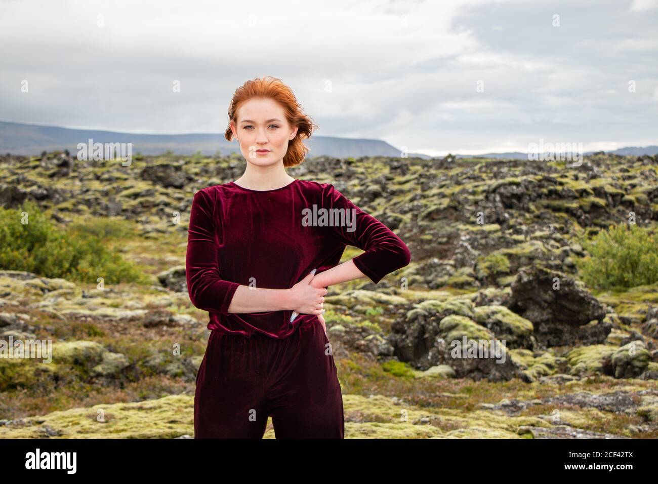 Mode in ungewöhnlichen Ort, Island, Lava und Moos Stockfoto