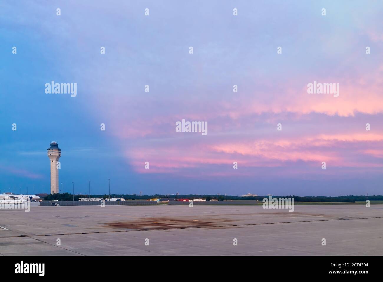 Dulles, USA - 13. Juni 2018: IAD Dulles International Airport Control Kommandozentrale Turm mit Vereinten Flugzeugen während dramatischen rosa Sonnenuntergang mit Blick Stockfoto