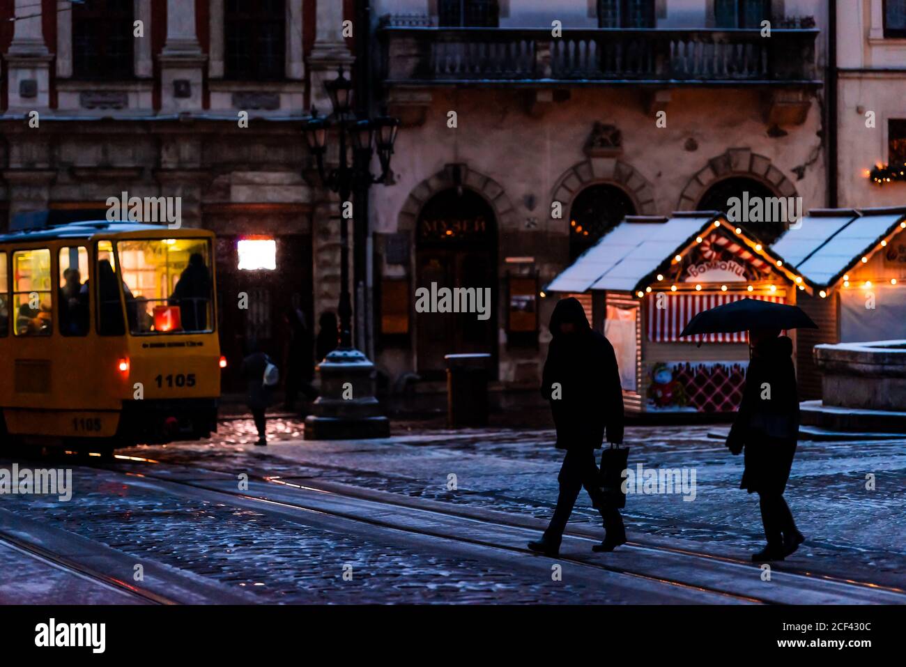 Lviv, Ukraine - 28. Dezember 2019: Altstädter Marktplatz rynok in Lvov Stadt mit Winter Weihnachtsbeleuchtung und Straßenbahn Lichter beleuchtet in dunkel ni Stockfoto