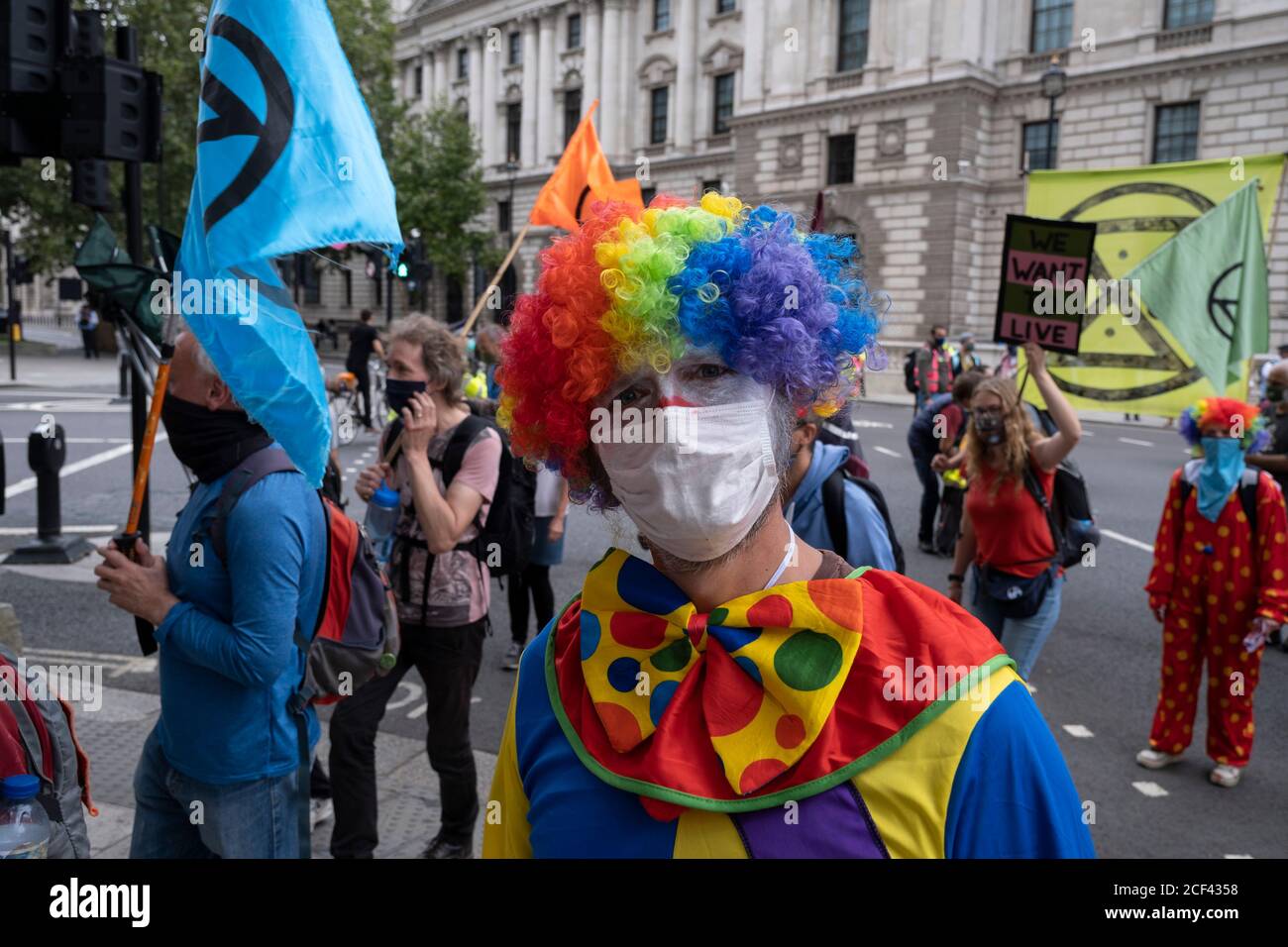 Clown-Protestler bei Extinction Rebellion Demonstration am 3. September 2020 in London, Großbritannien. Nachdem die Regierung nach der Sommerpause zurücktrat, hat die Klimaschutzgruppe zwei Wochen lang Veranstaltungen organisiert, Proteste und Störungen in der gesamten Hauptstadt. Extinction Rebellion ist eine 2018 gestartete Gruppe zum Klimawandel, die eine große Gruppe von Menschen gewonnen hat, die sich friedlichen Protesten verschrieben haben. Diese Proteste zeigen, dass die Regierung nicht genug tut, um katastrophale Klimaveränderungen zu vermeiden und die Regierung zu fordern, radikale Maßnahmen zur Rettung des Planeten zu ergreifen. Stockfoto