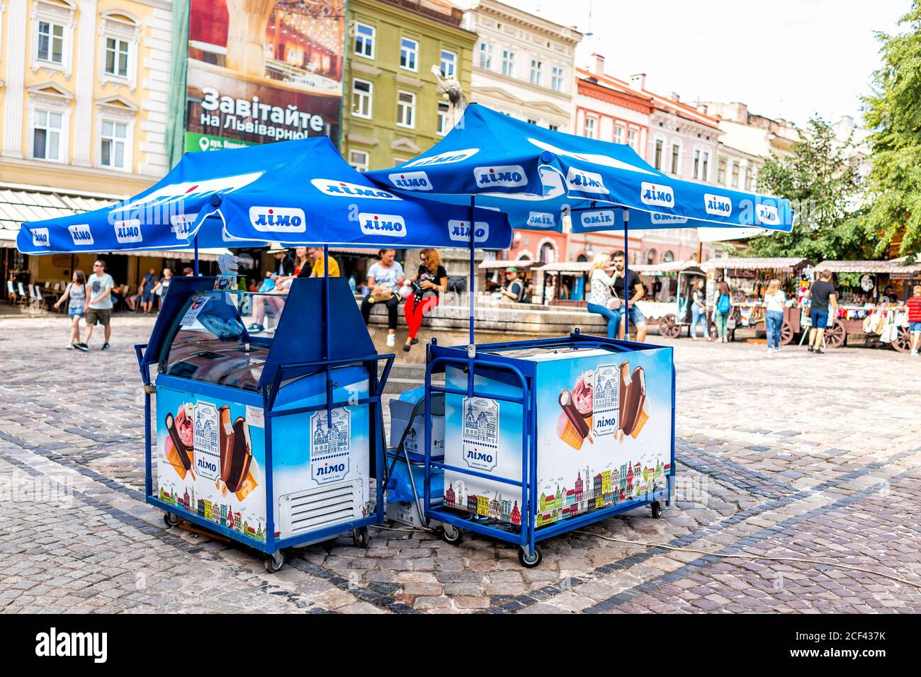 Lviv, Ukraine - 30. Juli 2018: Historische ukrainische Stadt in der Altstadt Marktplatz mit Limo Eisdiele Stand und viele Menschen im Sommer sonnigen Tag Stockfoto