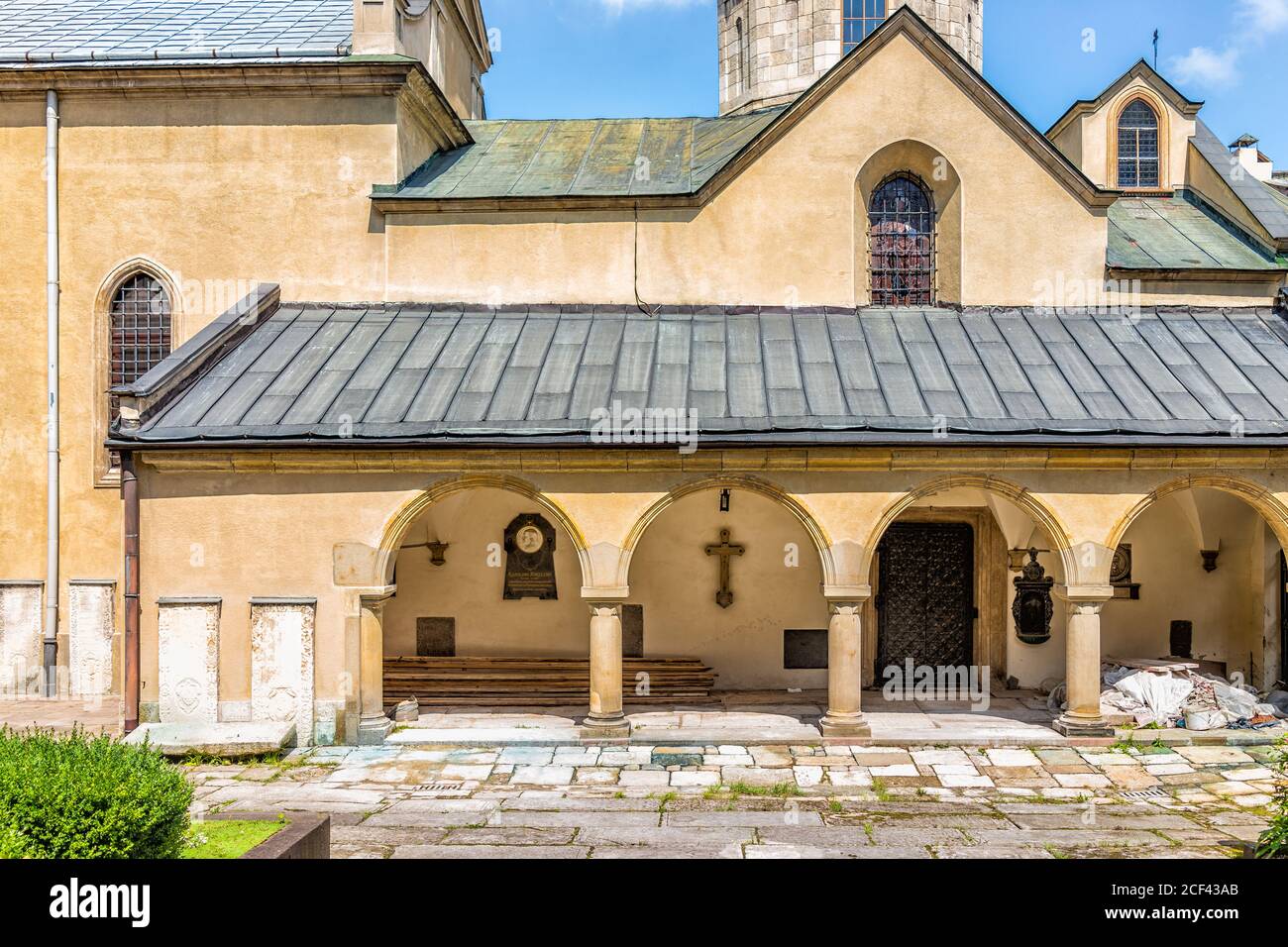 Lviv, Ukraine - 1. August 2018: Virmenska Straßenbau Außenansicht der armenischen Kathedrale und historische Architektur in der ukrainischen Stadt Stockfoto