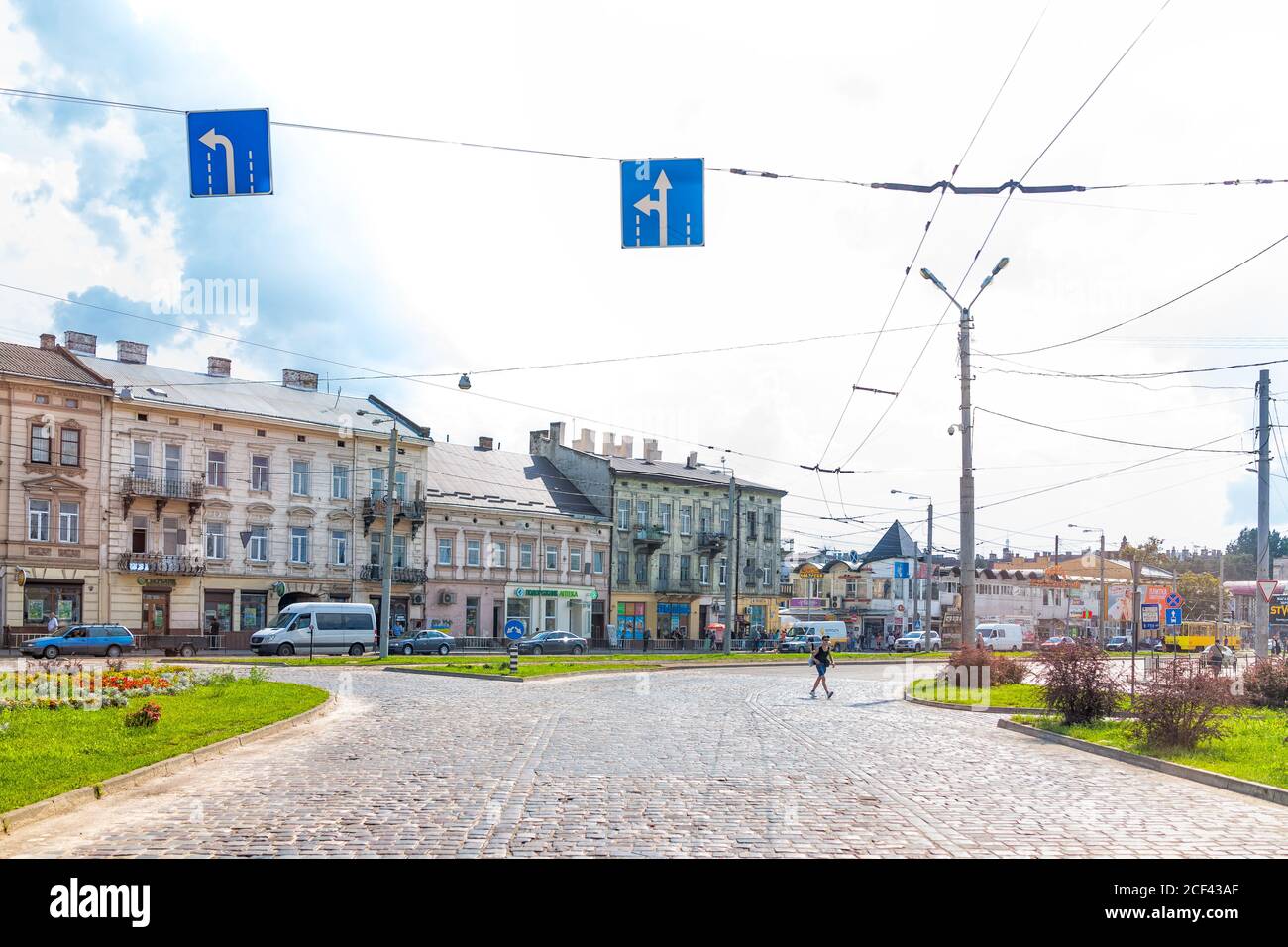 Lviv, Ukraine - 1. August 2018: Außerhalb der Lvov Bahnhof Straße mit Trolley-Bus Straßenbahn Kabel Drähte in der historischen ukrainischen Stadt im Sommer und Kopfsteinpflaster Stockfoto