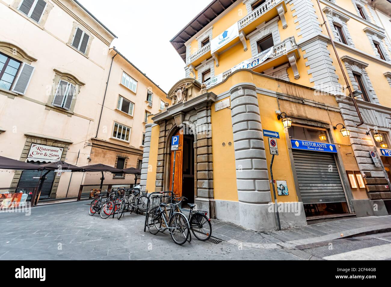 Firenze, Italien - 31. August 2018: Außerhalb der geschlossenen Florenz Café namens Ristorante Pizzeria Lorenzo de' Medici gelben Gebäude in der Toskana außen ar Stockfoto