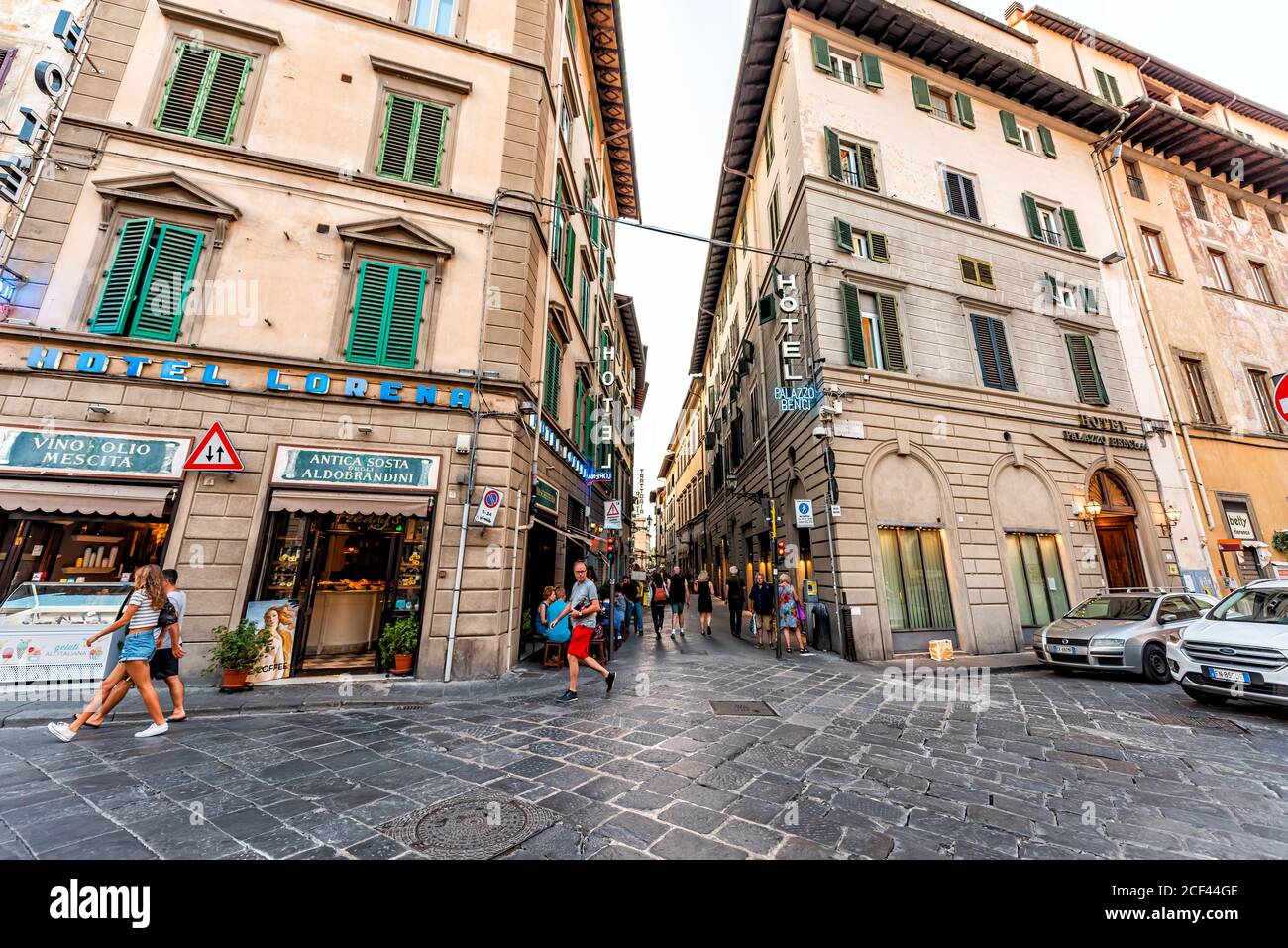 Firenze, Italien - 30. August 2018: Außerhalb der Florenz Toskana Straße mit Menschen zu Fuß im Freien Weitwinkel Blick auf Straße und Hotel Schilder Stockfoto