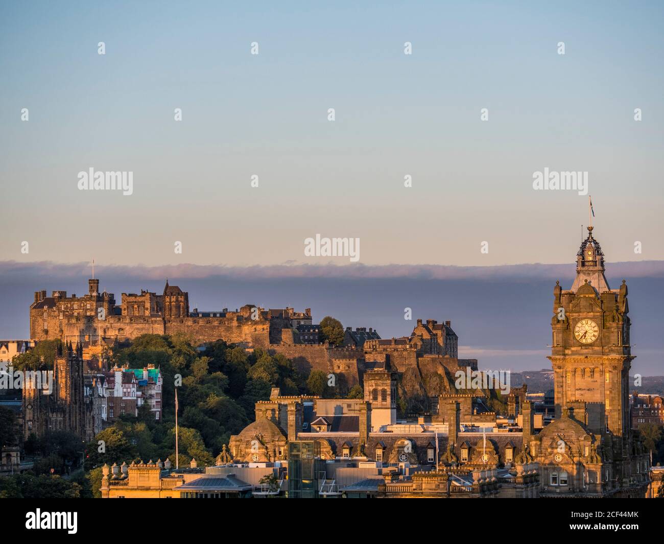 Sonnenaufgang, Landschaft mit dem Tower of the Balmoral Hotel und Edinburgh Castle, Edinburgh, Schottland, Großbritannien, GB. Stockfoto