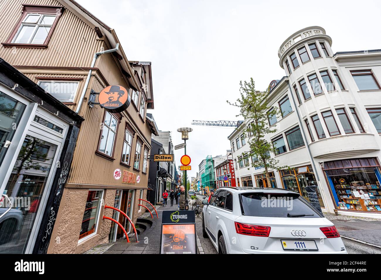 Reykjavik, Island - 19. Juni 2018: Laugavegur Straße in der Innenstadt Weitwinkel-Ansicht von Geschäften Geschäfte Whiskey Bar Restaurants Schilder Stockfoto