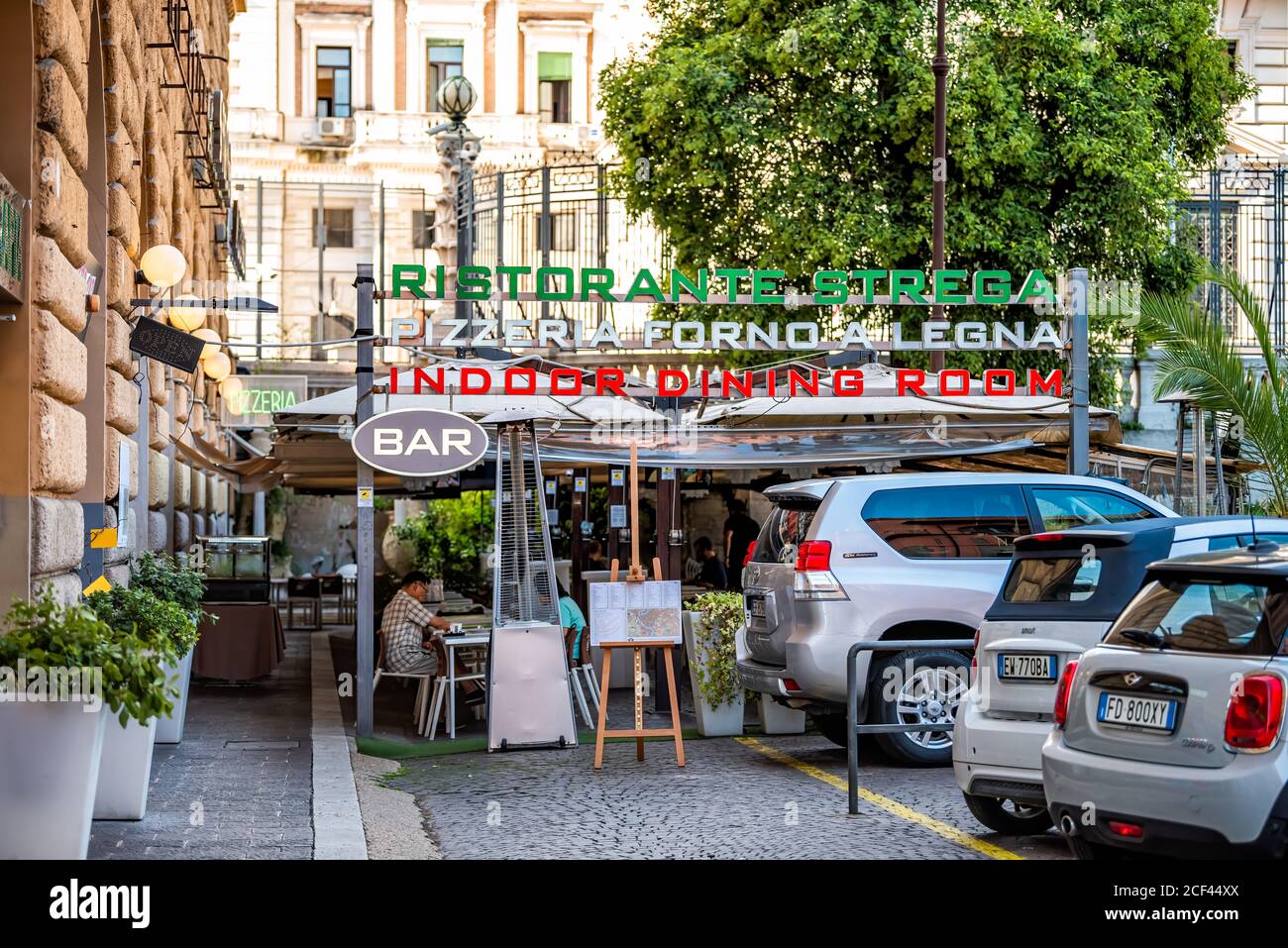 Rom, Italien - 4. September 2018: Historische Stadt am Sommertag und Schild Eingang für Bar Restaurant pizzera mit Menschen und Autos geparkt Stockfoto