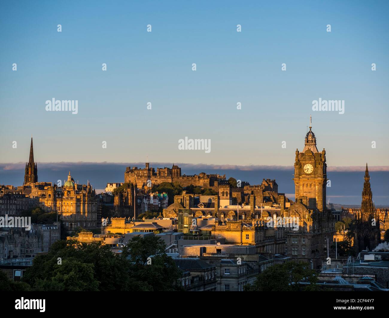 Sonnenaufgang, Landschaft mit dem Tower of the Balmoral Hotel und Edinburgh Castle, Edinburgh, Schottland, Großbritannien, GB. Stockfoto