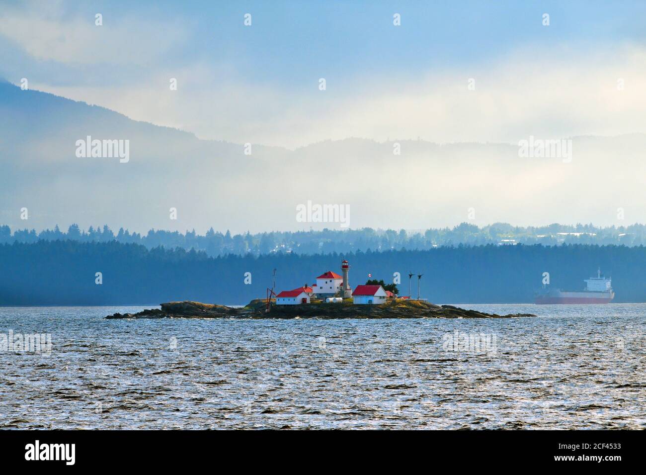 Ein Landschaftsbild des malerischen Leuchtturms auf der Eingangsinsel am Nordosten der Insel Gabriola, das Schiffe in den Hafen führt Stockfoto